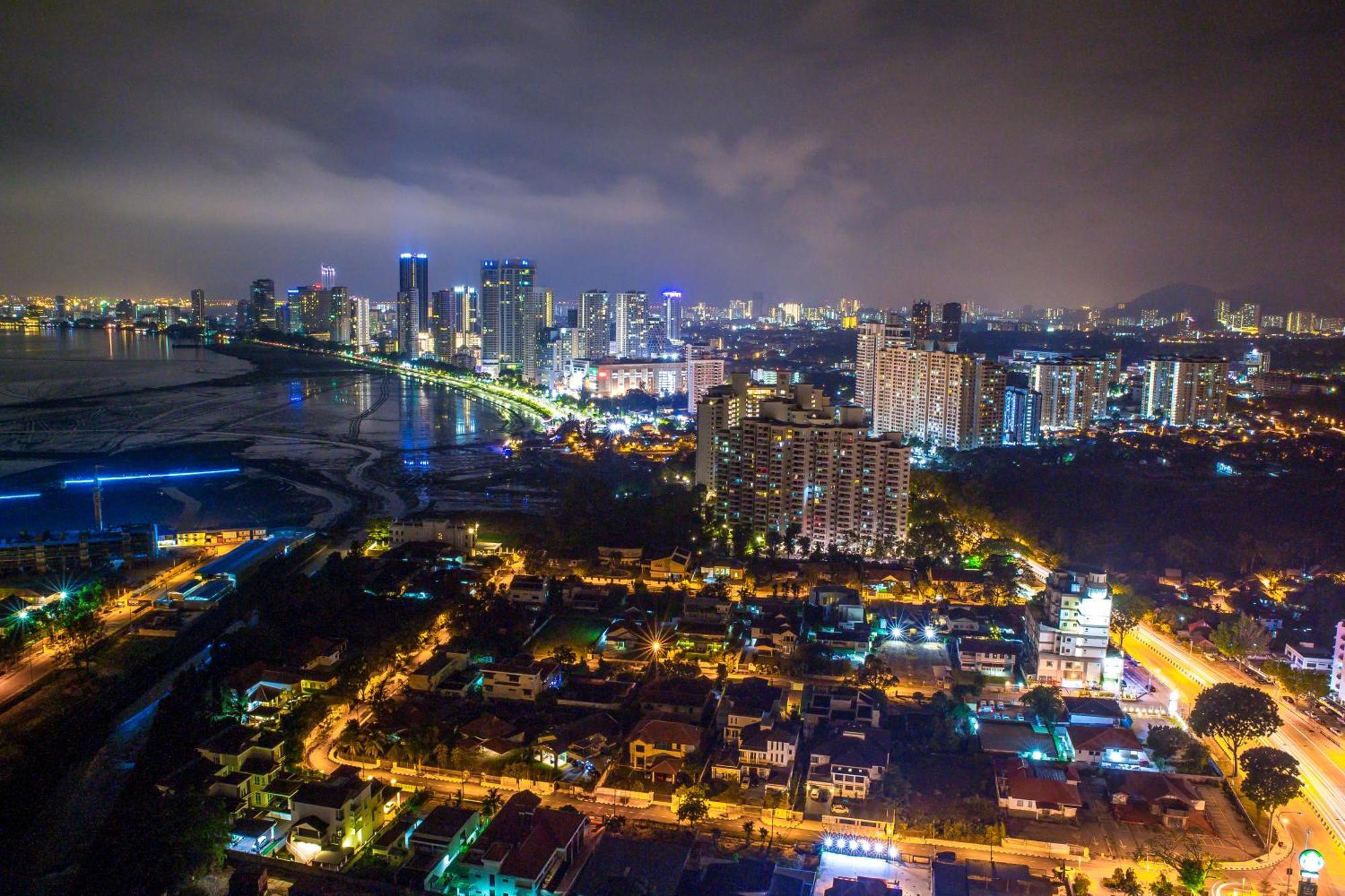 The Landmark By Katana 3Br To 4Br Luxury Seaview Landmark Homestay At Gurney 15-16Pax 无敌海景套房 Tanjung Tokong Exteriör bild
